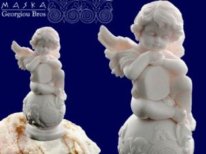 Aniołek z tamburynem na kuli -alabaster grecki