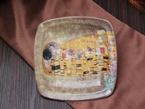 Kwadratowy talerz G. Klimt - Pocałunek